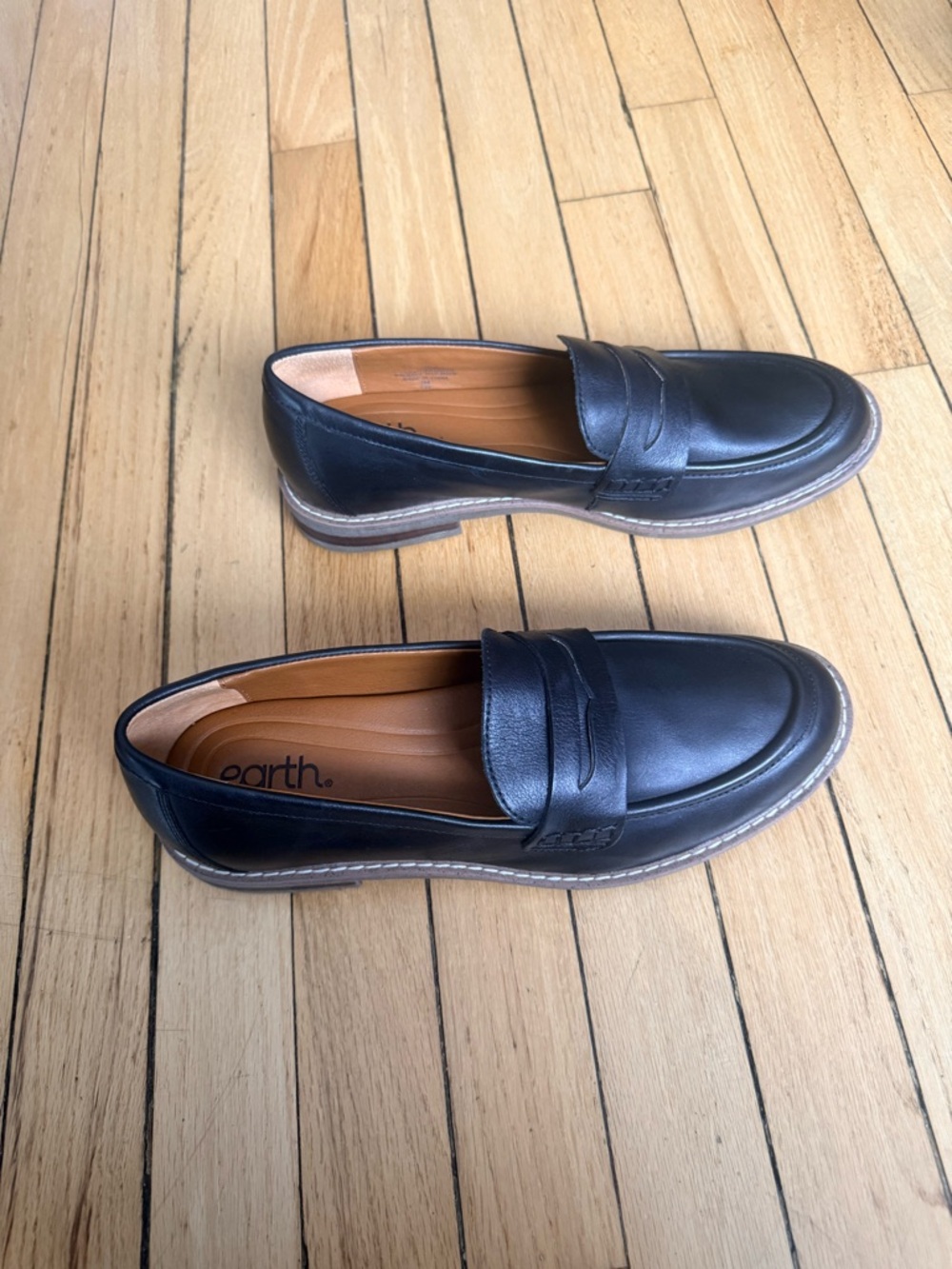 NEW Earth Classic Black Penny Loafers for Women - Picture 4 of 7
